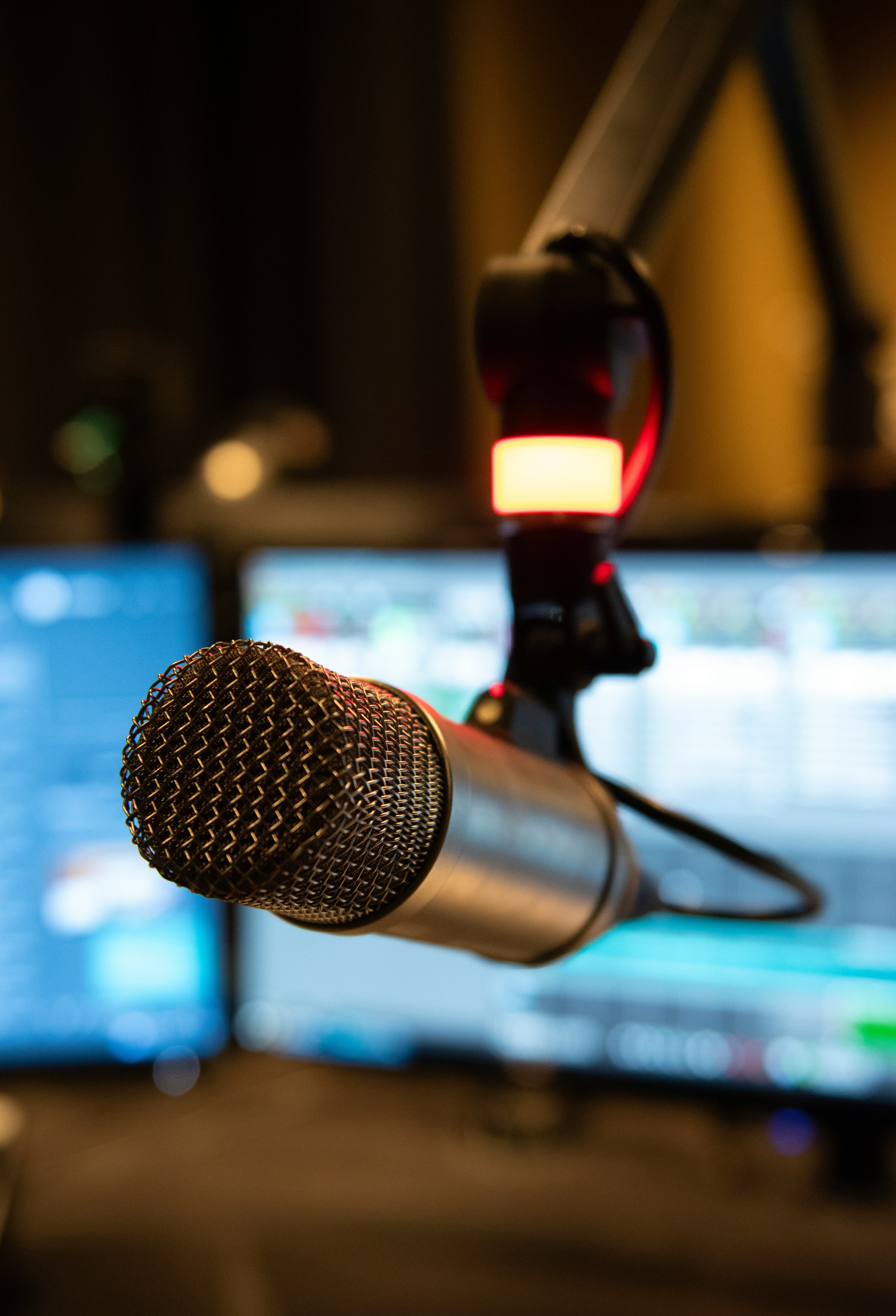 The Impact of Microphone Proximity on Voiceover Performance and Intimacy
